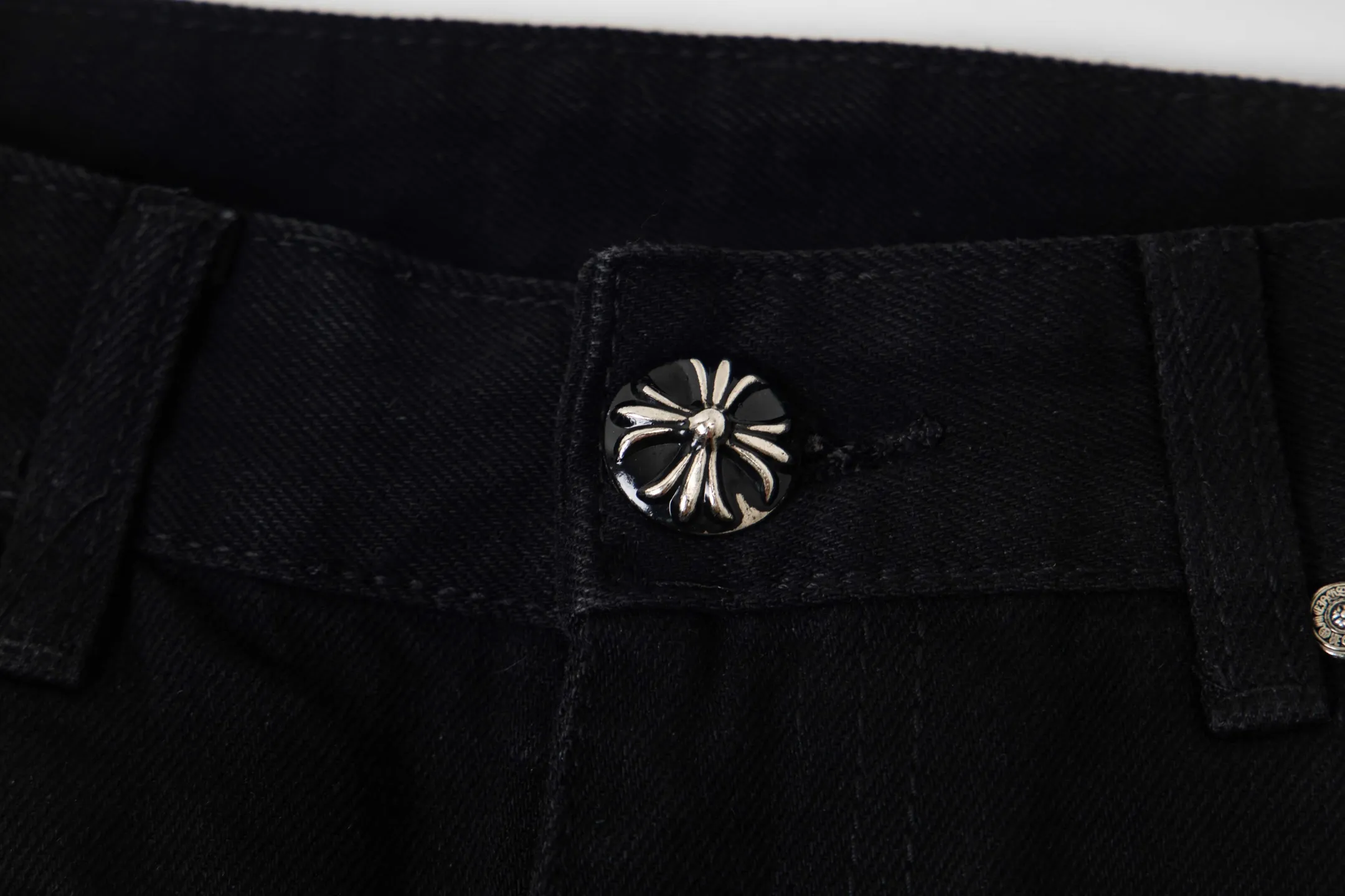 P250 💰 (Top version) Chrome Hearts black denim jeans with purple leopard print. CH jeans need to be washed and then disassembled and hand-stitched with sheepskin cross leather and then spliced ​​together to complete. The whole piece has too many craftsmanship to describe. The patches are embellished with cross patterns and the high-waisted washed jeans! ! Absolutely high-end luxury products, god-level single products and super popular products, made with top heavy industry, a must-see magic weapon. Customized hardware. The fabric is thick and soft after washing. It has good breathability. Customized small leather label. Unique design. The details are simple and elegant, and the workmanship is exquisite. The entire trousers are neatly routed and the details are in place! It’s so cool that both men and women can easily control the genderless trend! Color: Black Size: 28-30-32-34-36 (corresponds to S-M-L-XL-XXL)